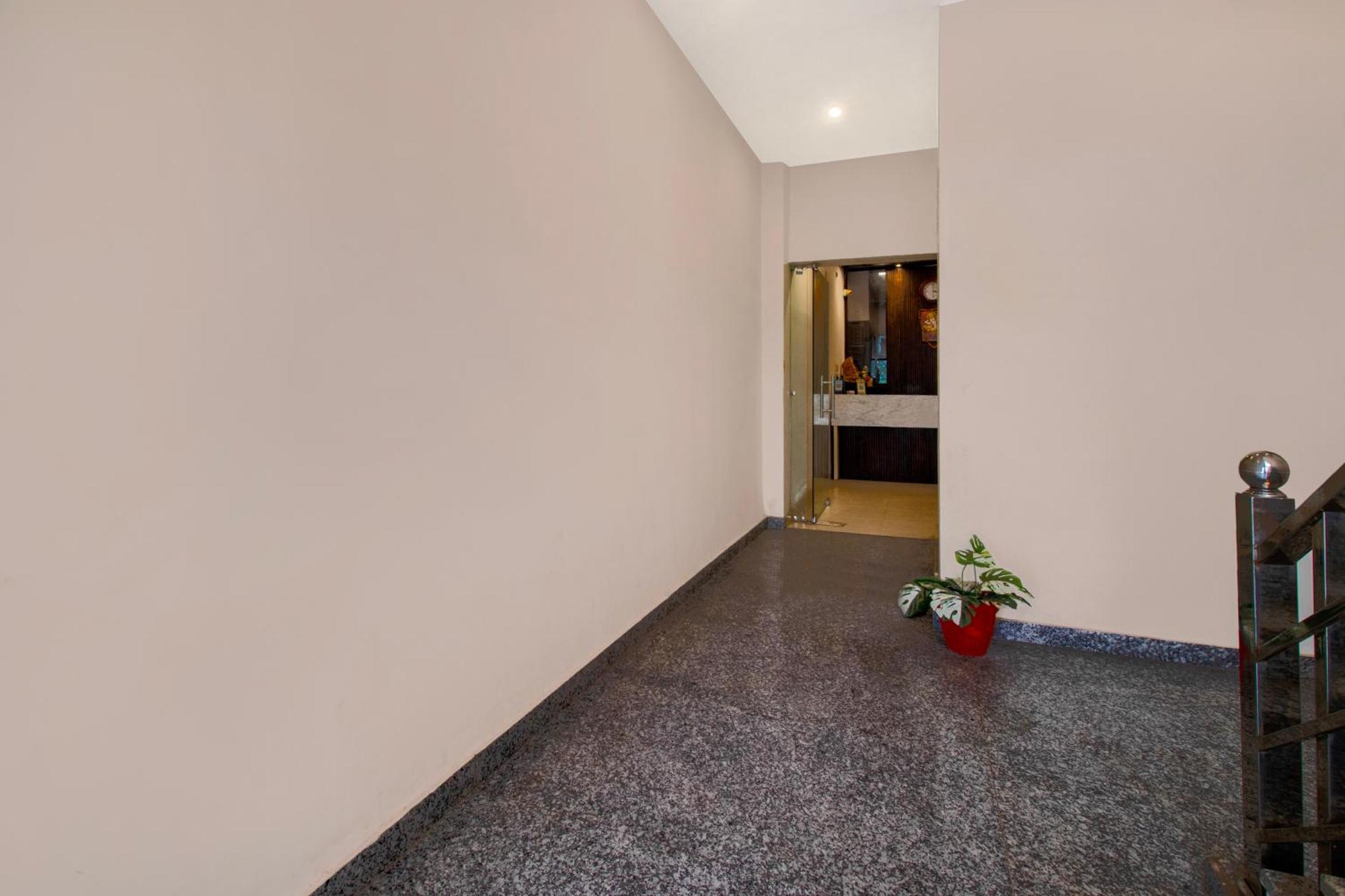 Hotel O Om Pushp Residency Mathura Kültér fotó