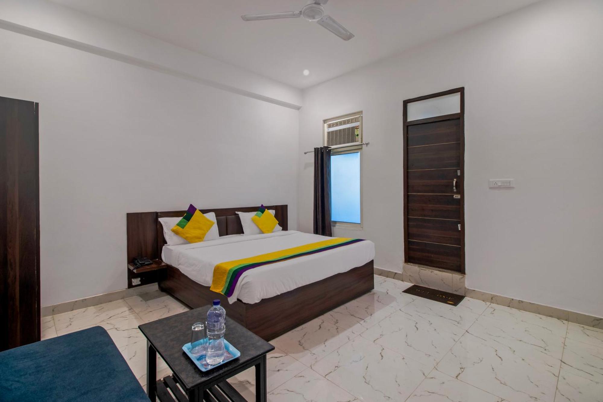 Hotel O Om Pushp Residency Mathura Kültér fotó