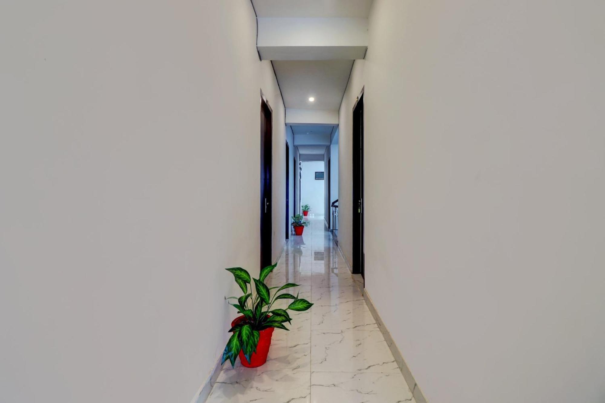 Hotel O Om Pushp Residency Mathura Kültér fotó